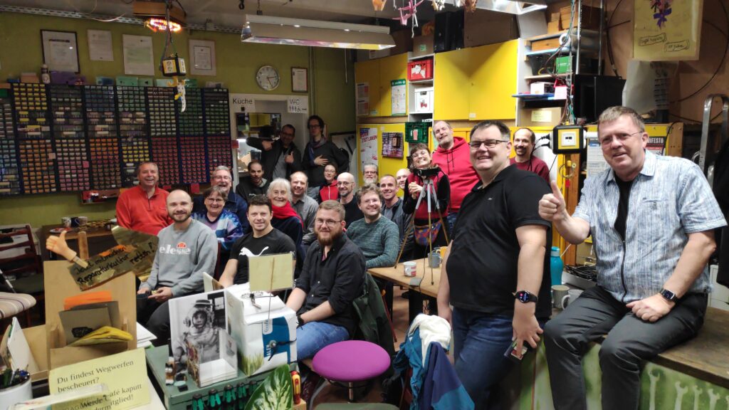 Gruppenfoto der ehrenamtlichen Reparatur-helfer*innen.