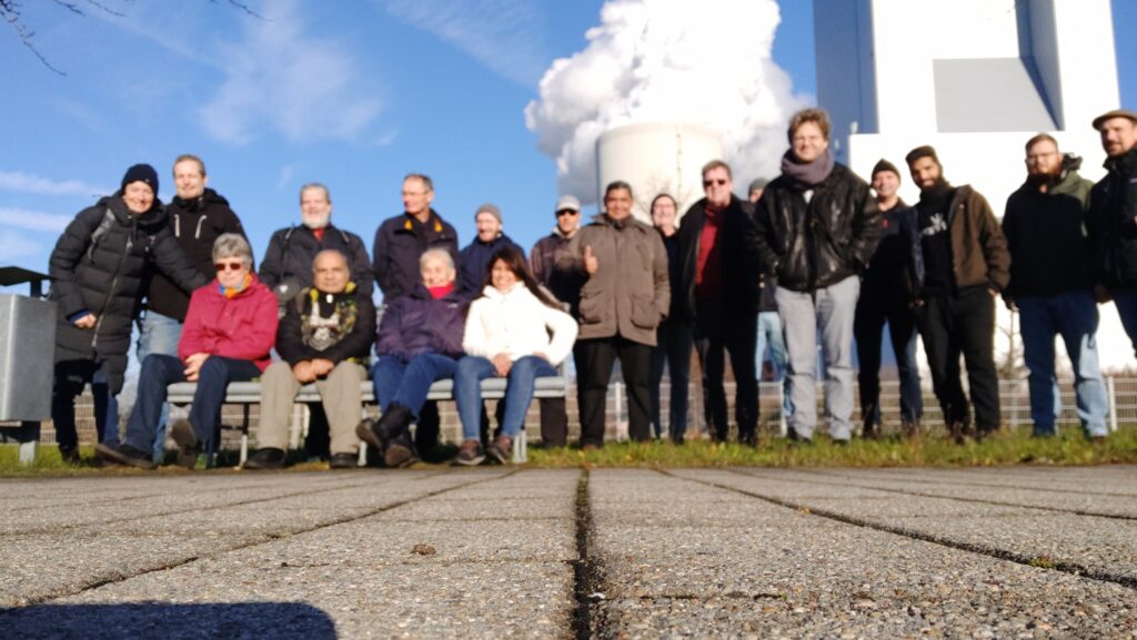 Verschwommenes Gruppenfoto vor dem Kraftwerk.