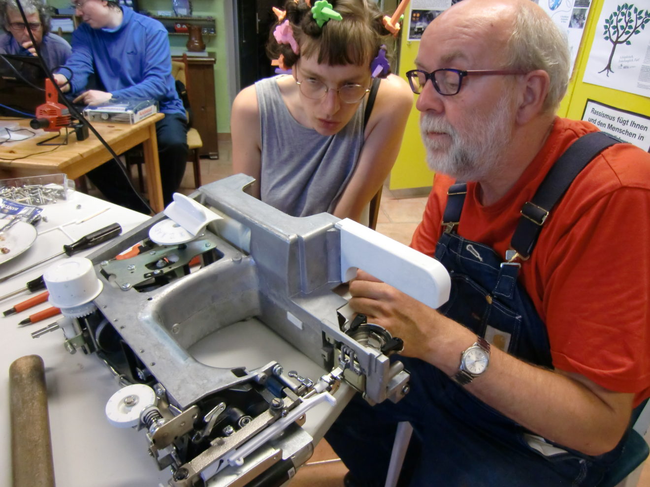 Bild: Bernd und Julia beim Reparieren einer Nähmaschine