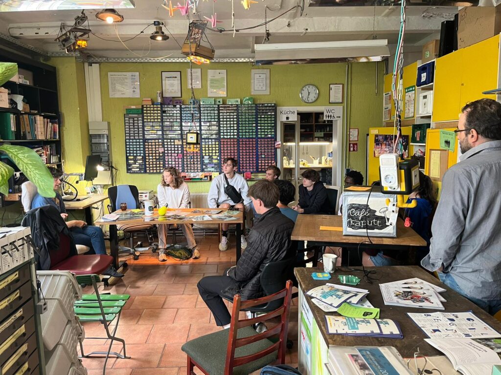 Gruppenrunde und Informationsmaterial auf der Werkbank.