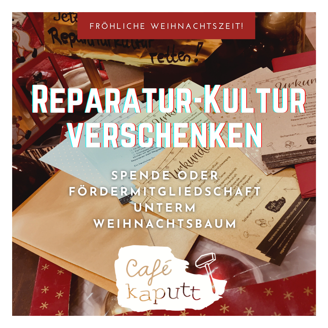 Auf dem Flyer, mit weihnachtlichem Hintergrund (Urkunden für Fördermitgliedschaf liegen auf Weihnachtsdekoration) steht "Reparatur-Kultur veschenken - Spende oder Fördermitgliedschaft unterm Weihnachtsbaum". Unten steht noch das Café kaputt Logo in weiß.