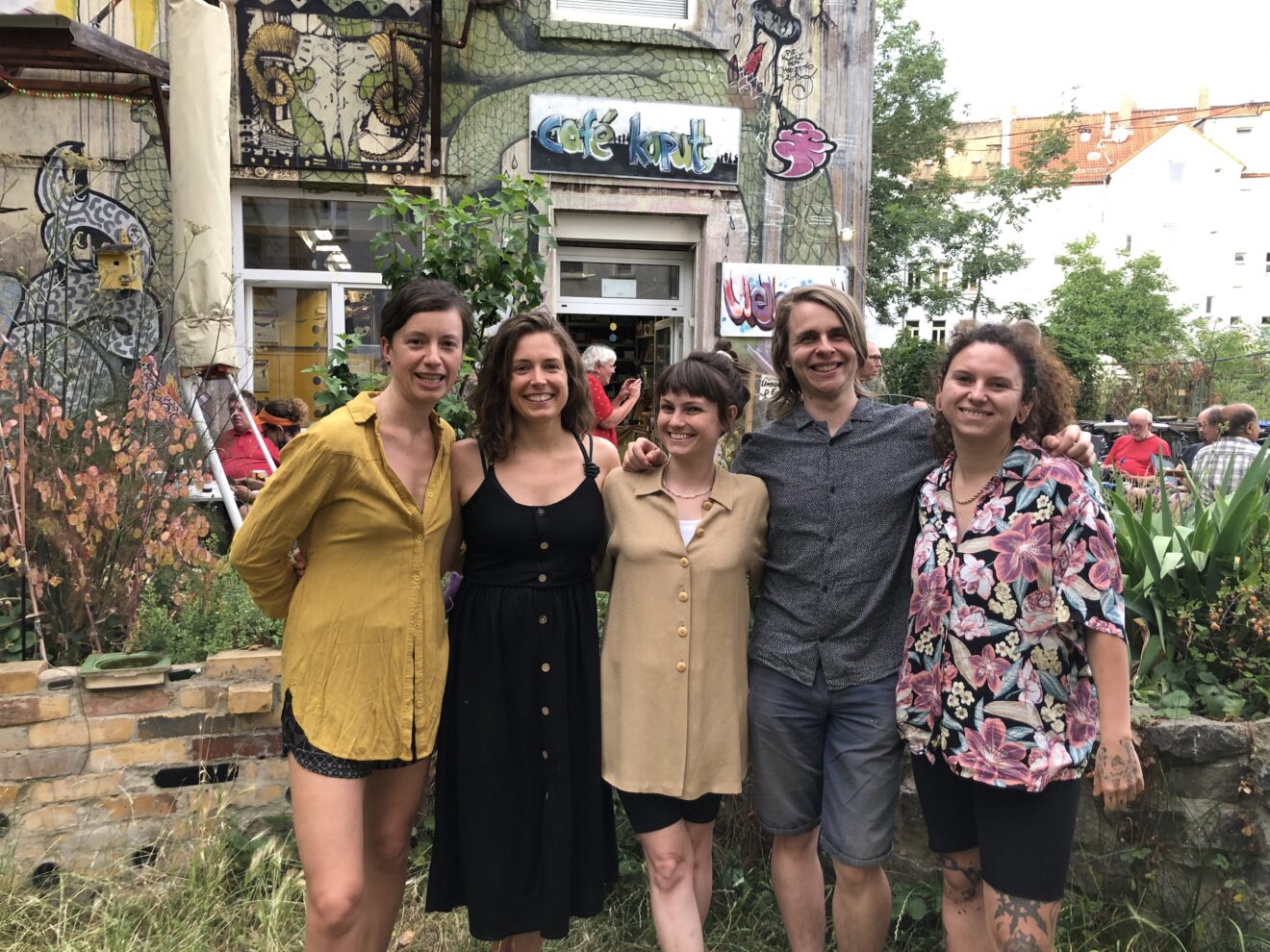 Das Organisationsteam vor dem Café kaputt. Von Links nach Rechts, sind Lisa Kuhley, Linda Zebe, Anna Hardock, Matthias Grill und Yamina Saidi zu sehen.