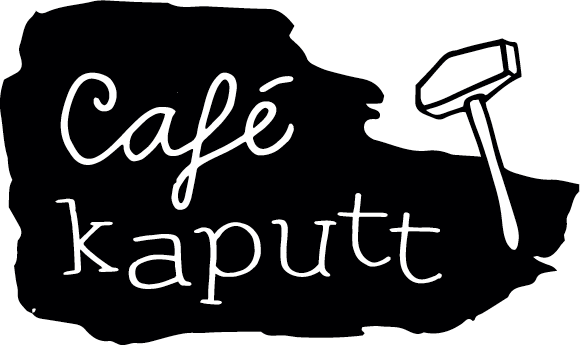 Auf einem blauen Hintergrund, der einen Farbverlauf aus Aquarellfarben darstellt ist ein schwarzes Café kaputt Logo zu sehen.