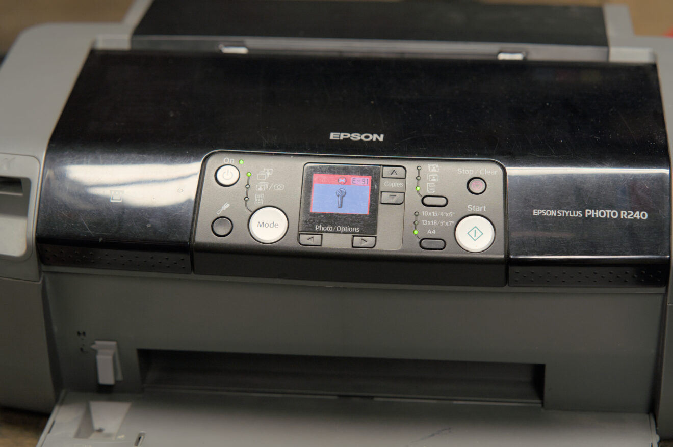 Ein schwarzer Drucker mit von Epson mit einer Fehlermelung auf dem Display.