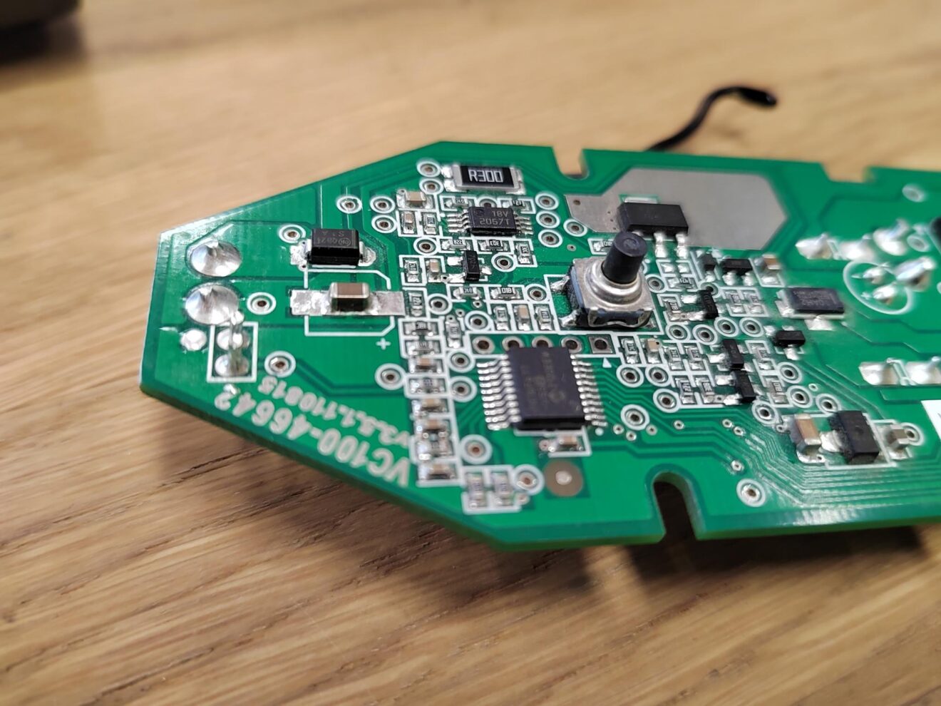 Grüne Platine mit vielen kleinen SMD Bauteilen.