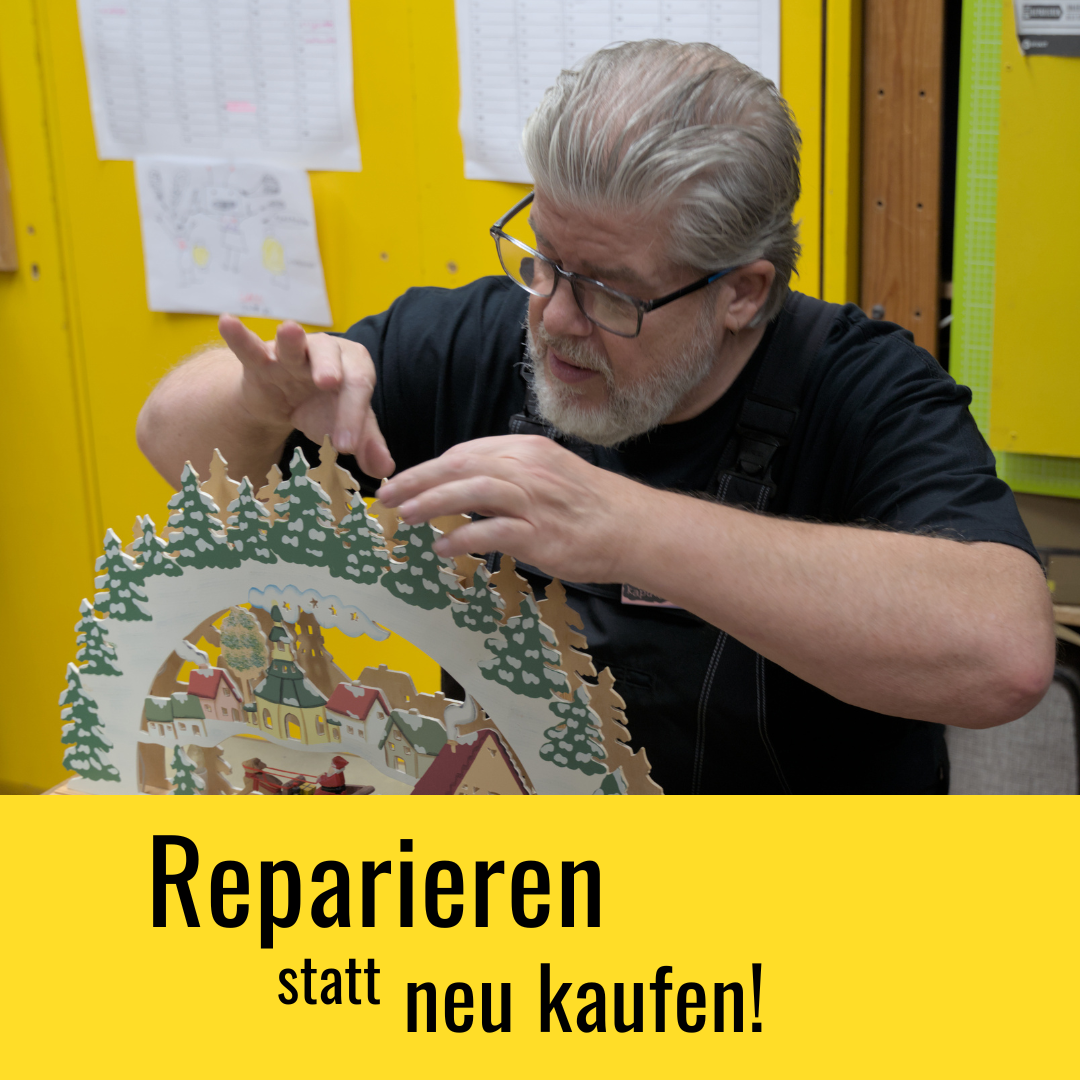 Das Bild unseres Posts zur Europäischen Woche der Abfallvermeidung zeigt unseren Helfer Gerald mit dem Schwippbogen und der Bildunterschrift: Reparieren statt neu kaufen!