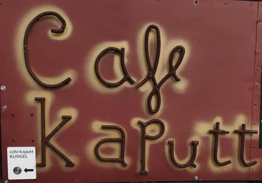 3D-gedrucktes Klingelschild an unserem größeren Torschild mit dem Schriftzug Café kaputt.
