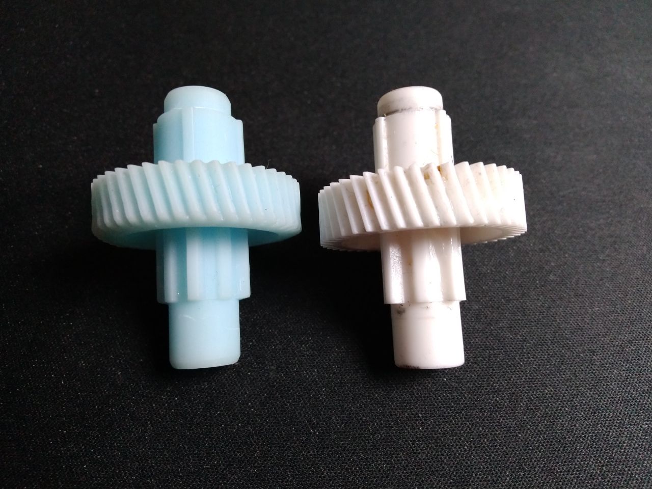 Mit 3D Drucker neu gedrucktes Zahnrad für ein Rührgerät neben dem Originalteil.