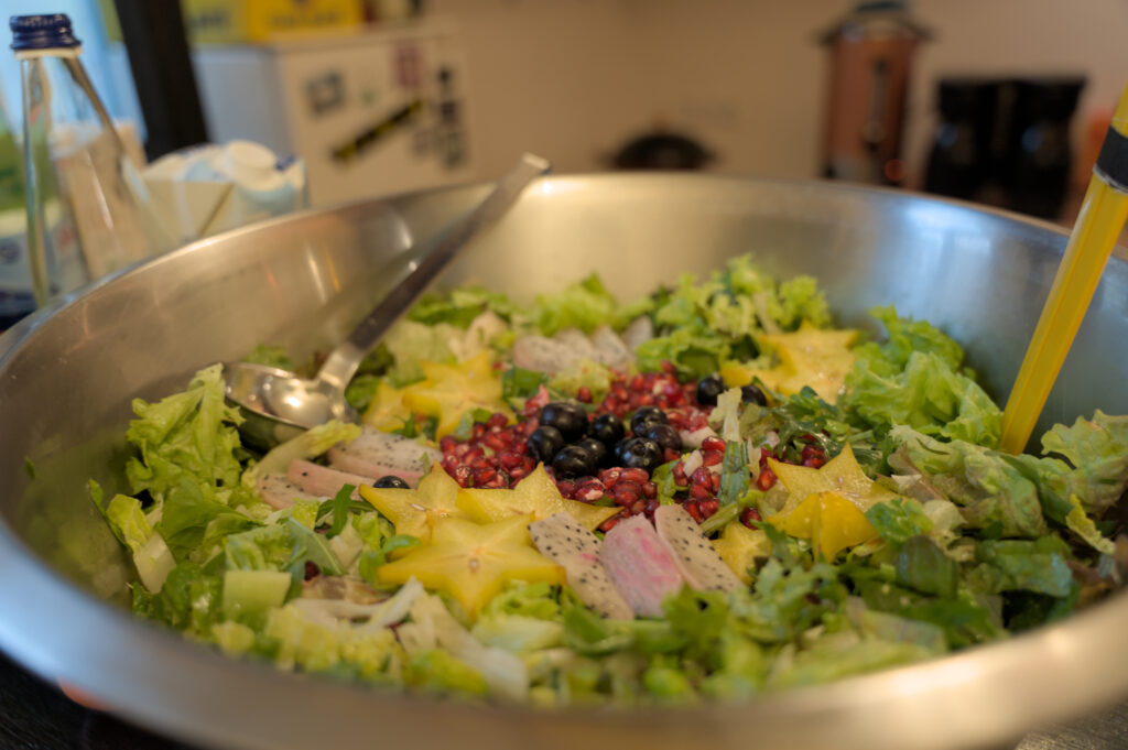 Zu sehen ist der bunte Salat, der auch Teil des Kaputti Weihnachtsessens war.