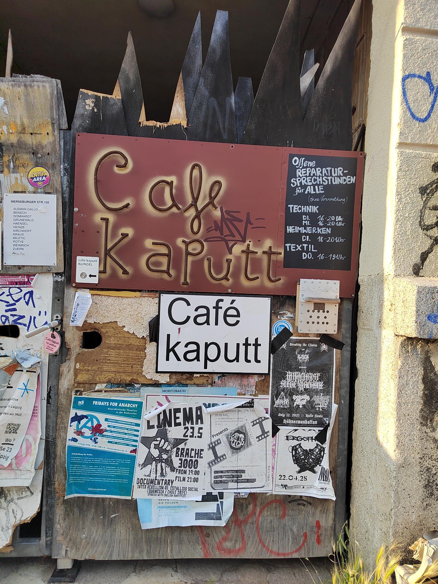 Hinter diesem Tor befindet sich das Café kaputt. 